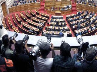 Ως προς την πρόταση να εκλέγεται ο ΠτΔ – μετά από δύο άκαρπες ψηφοφορίες στην Βουλή, δηλ. σχεδόν πάντοτε – από τον λαό, εάν θεσμοθετηθεί, θα οδηγήσει σε δυαρχία με όλα τα εντεύθεν μειονεκτήματα. Λίαν οψίμως και με τρόπο κακότεχνο προτείνει ο κ. Τσίπρας την αποσύνδεση της διάλυσης του κοινοβουλίου από το θέμα εκλογής ΠτΔ. 